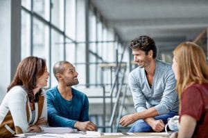NFON Cloudya Telefonanlage und CRM Connect Coworkers in casual meeting